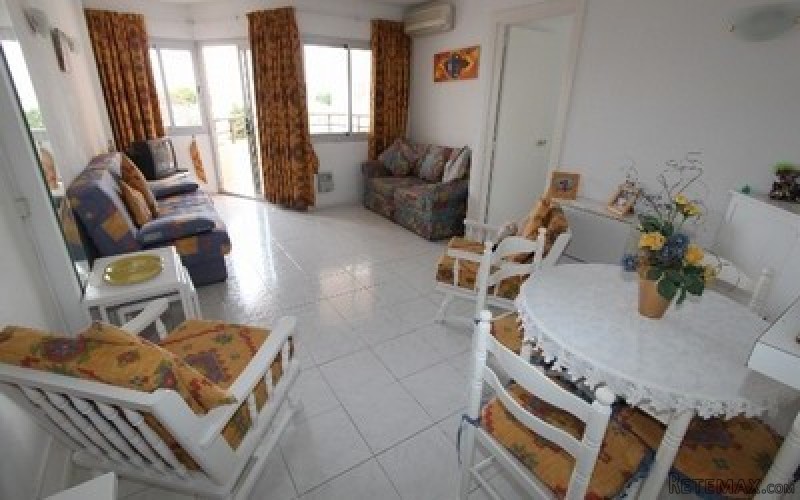 Apartment in first line with sea views..
