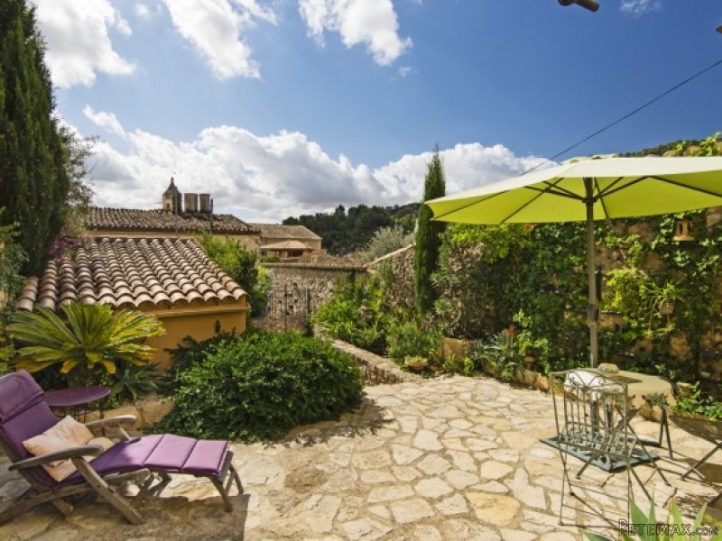 Romantic Town House With Lovely Views..