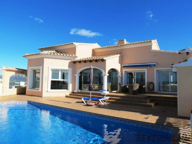 This immaculate villa with amazing sea and mountain views.. - 2