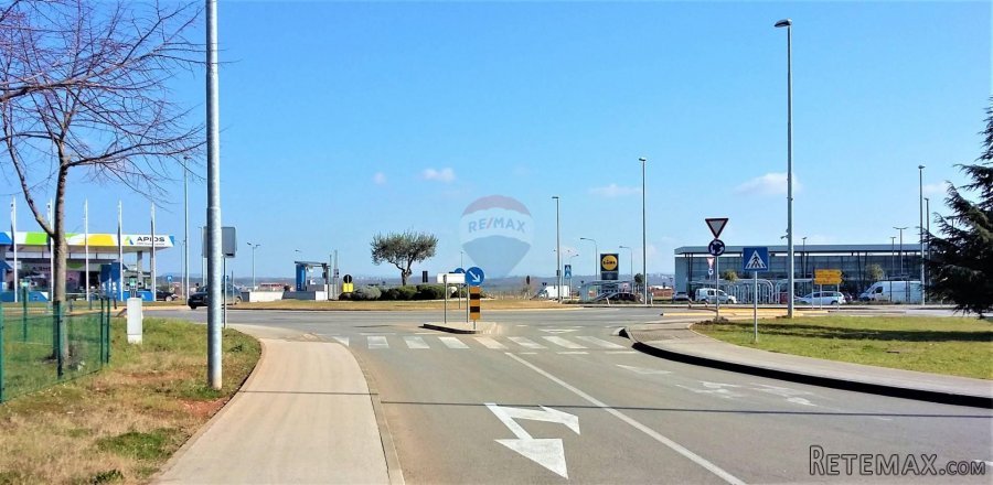 Umag - atraktivni građevinski teren za poslovnu namjenu - 2
