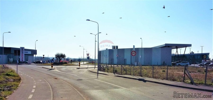 Umag - atraktivni građevinski teren za poslovnu namjenu - 3