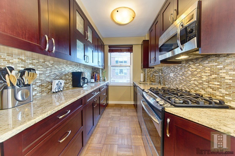 2 bedroom Apartment For Sale: 572 GRAND..