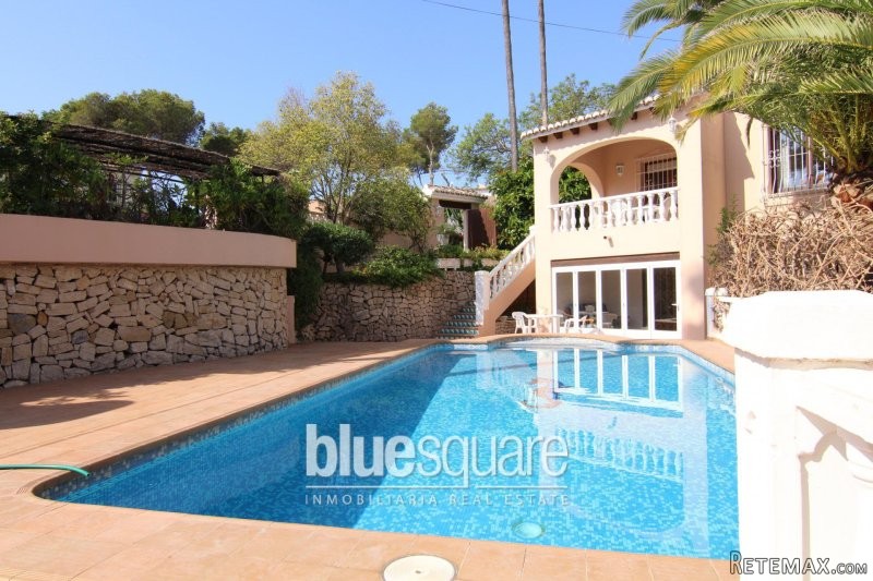 Lovely house with mountain views close..