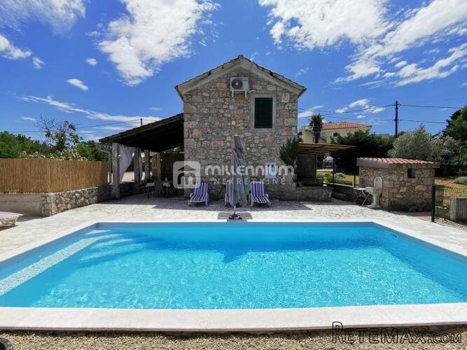 Otok Krk, okolica Dobrinja, samostojeća kamena kuća s b.. - 2
