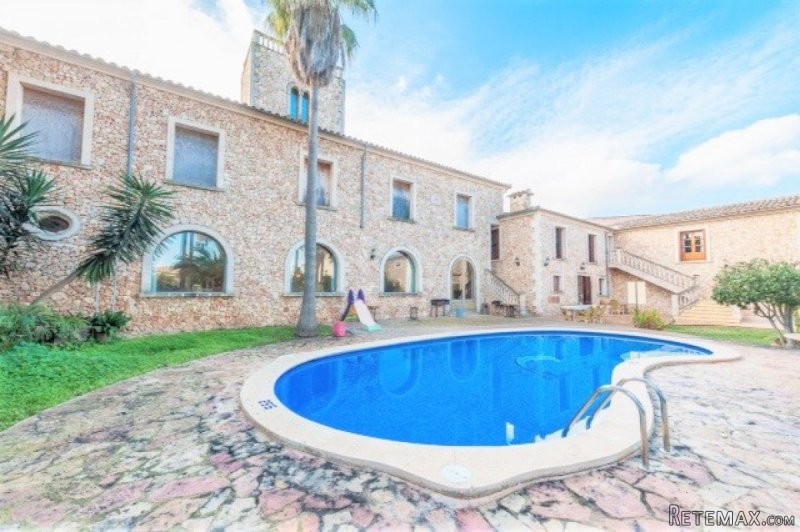 Charming manor house for commercial use..