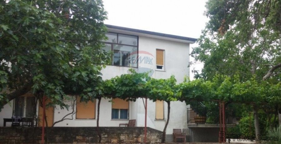 KUĆA U MIRNOM MJESTU 2 KM OD MORA