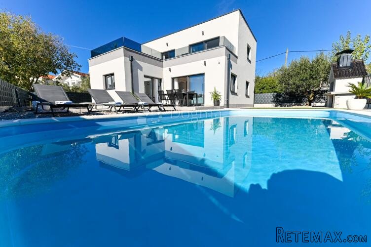 Moderna vila s bazenom i pogledom na more