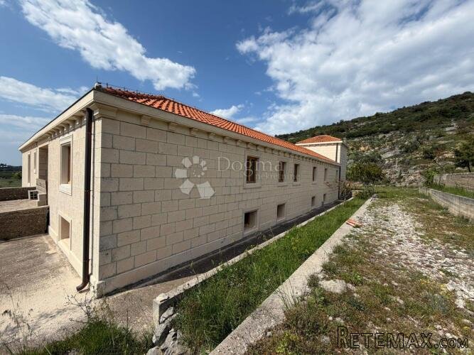 Mediteranska oaza privatnosti – kamena rezidencija na Braču