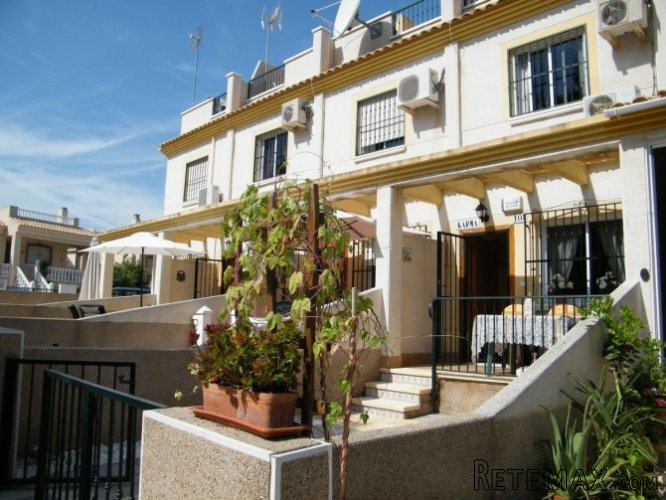 This nice and well presented town house is located on the..