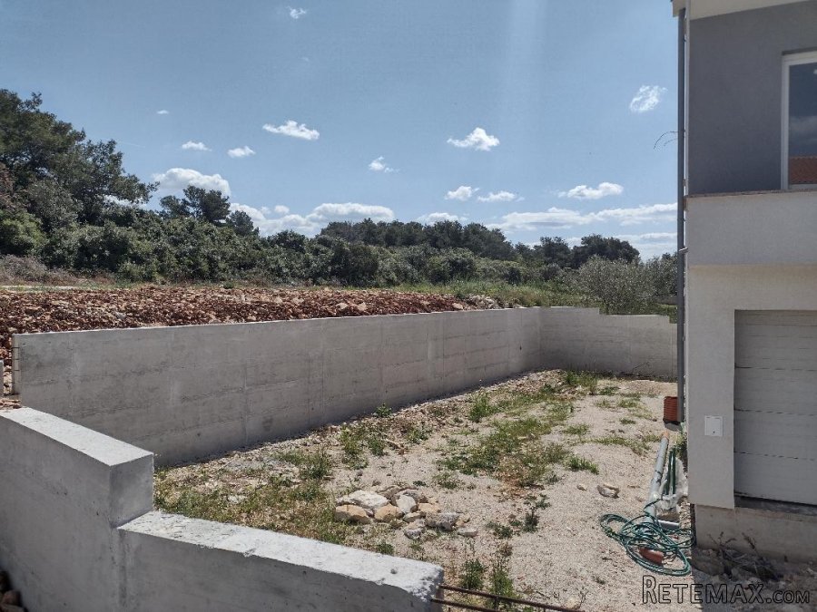 Prodaje se stambena zgrada sa tri stana 350 m2 - 10