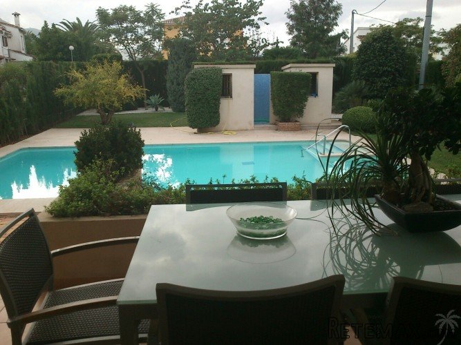 This villa was built in 2004 on a plot of 1.000m2 within.. - 2