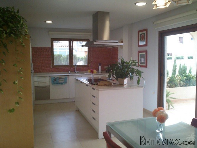 This villa was built in 2004 on a plot of 1.000m2 within.. - 4