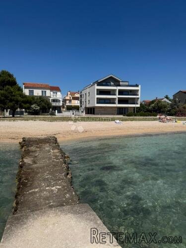 TOP LOKACIJA! Stan 84,53 m² + vrt 90 m² | 10 m od plaže