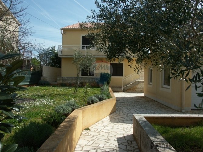Pula,okolica apartmanska kuća 303m2