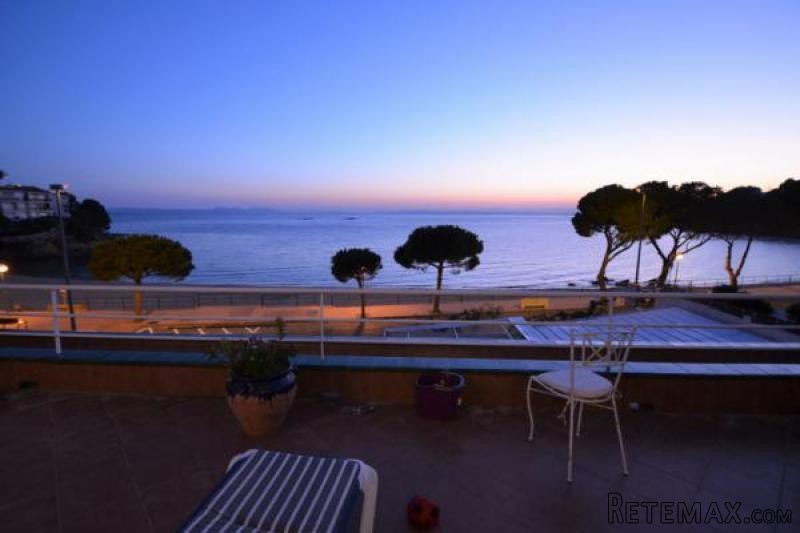 ROSES: Beautiful apartment in first sea..