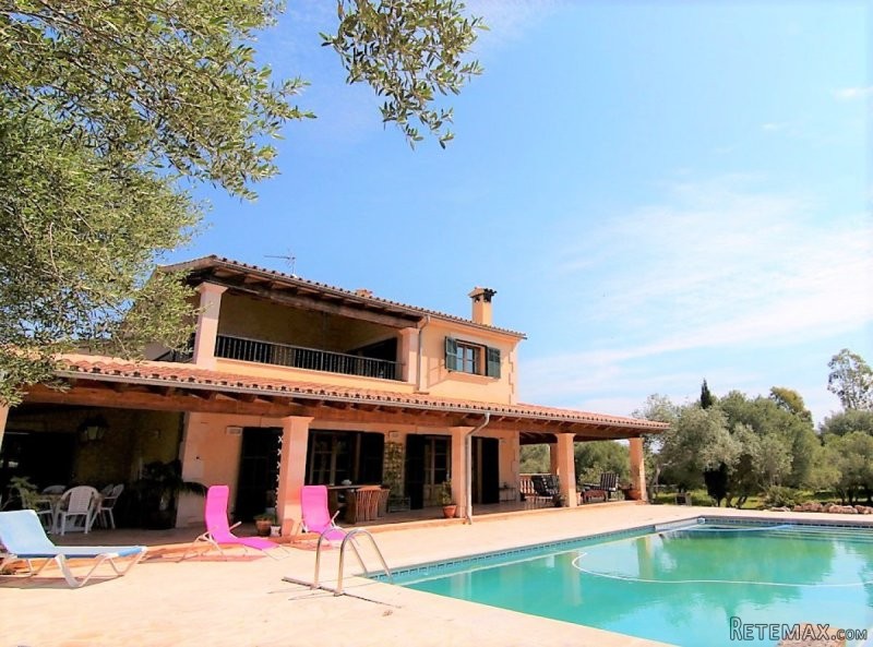 Splendid country home with sea views in..