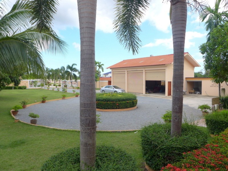 5 bedroom country estate on 2.400 m2.. - 2