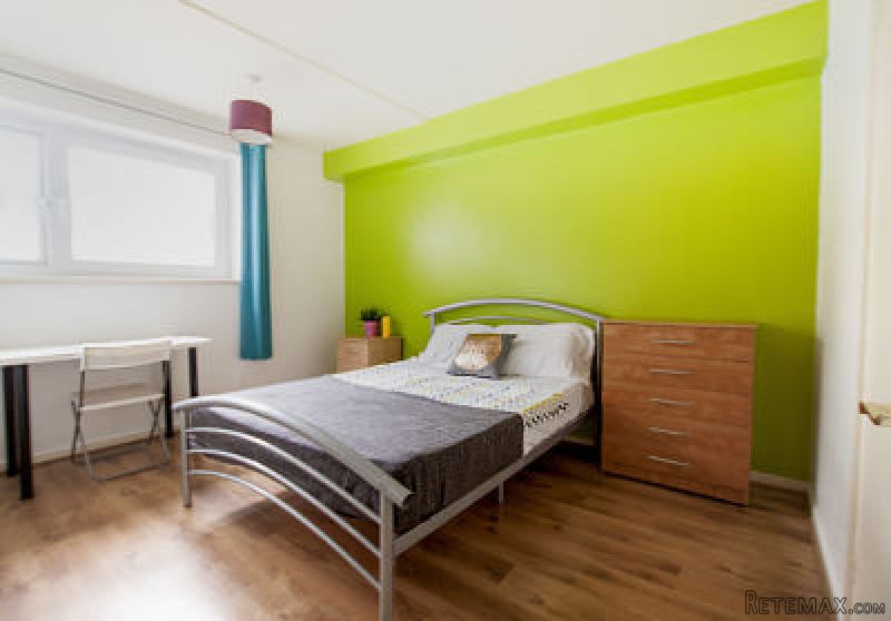 Single with double bed near Manor House..