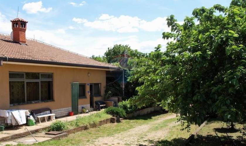 OBITELJSKO IMANJE SA DVIJE KUĆE NA OKUĆNICI OD 3676 M2