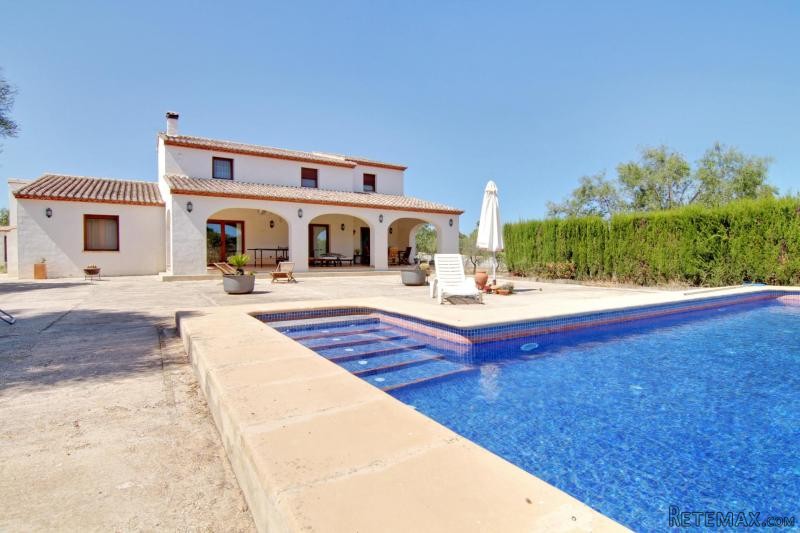 Lovely finca style villa on large plot..