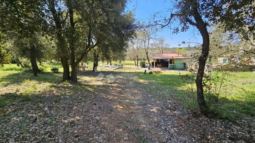 Veliko imanje sa poslovnim prostorom i kućicom blizu mora