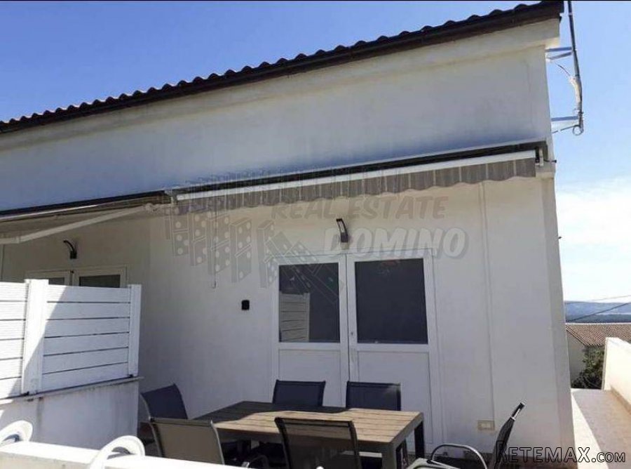 Lijepi apartman sa pogledom na more i bazenom!