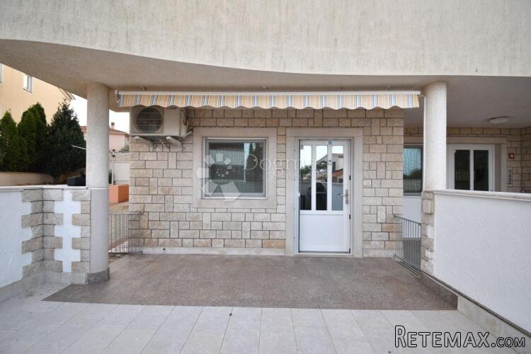Moderan stan u prizemlju sa zasebnim ulazom, terasom i bazen