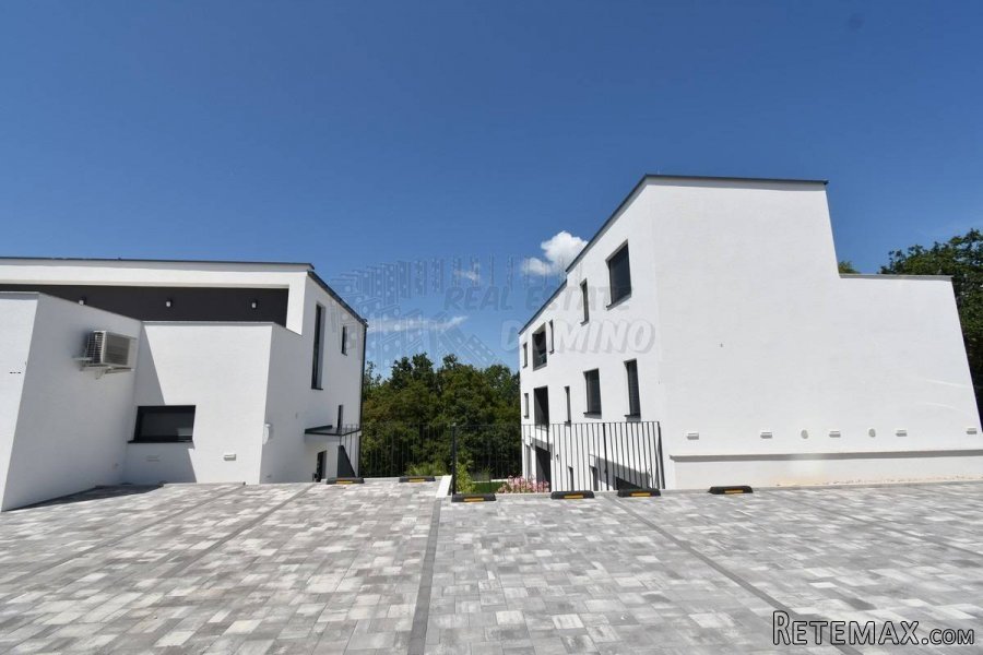 Apartman u novogradnji! Njivice!!