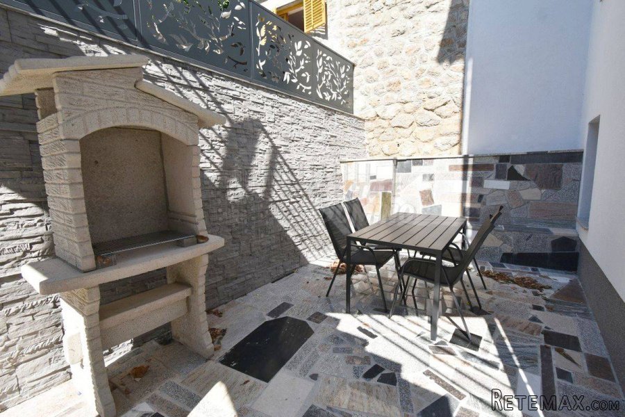 Apartman u prizemlju zgrade-adaptirano!!