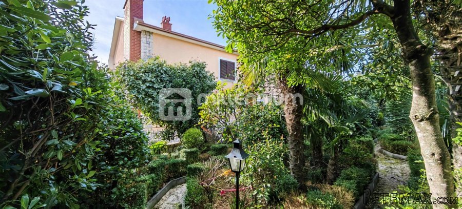 Crikvenica, 435m2, samostojeća kuća s 11 stambenih jedinica