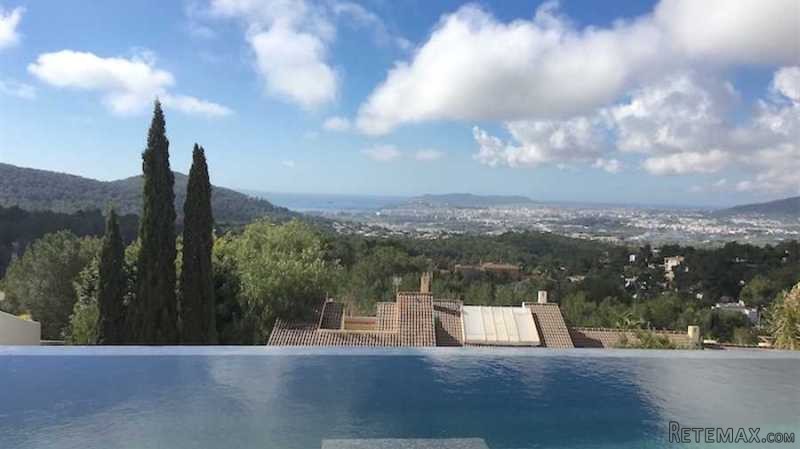 Luxury modern-style villa with..