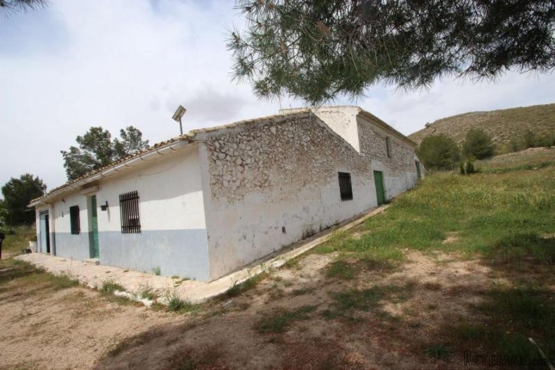 Massive country house between Pinoso..