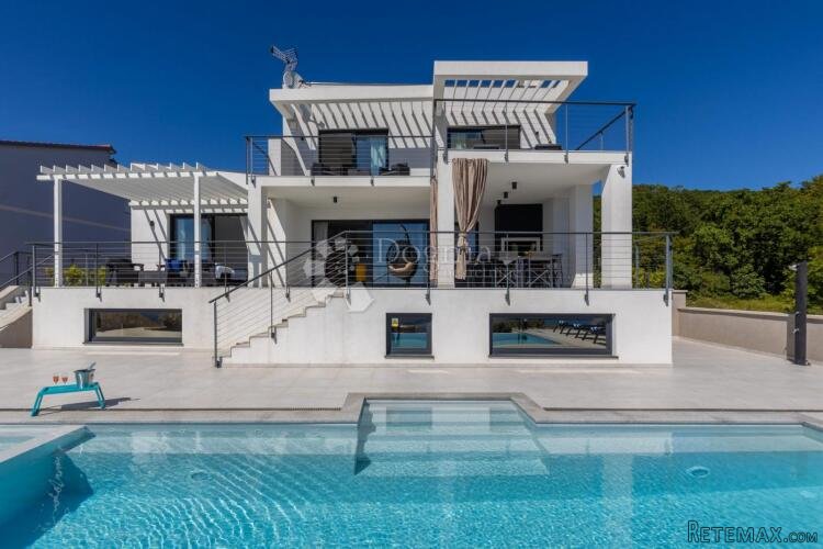VILA S BAZENOM - 2