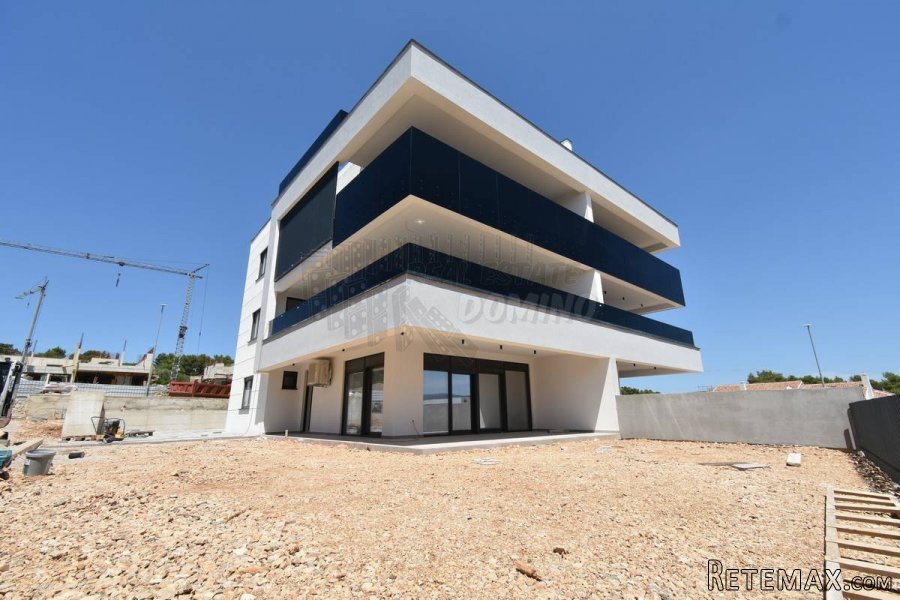 Apartman u novogradnji s okućnicom! Grad Krk!