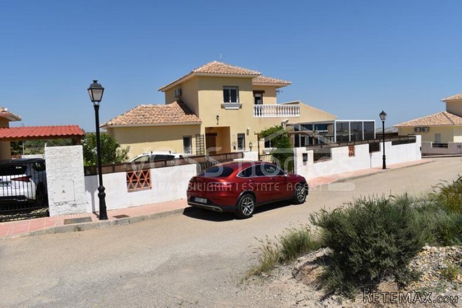 NEW LISTING TO VOSS HOMES - Larger than average, 4 bed, 2.. - 4