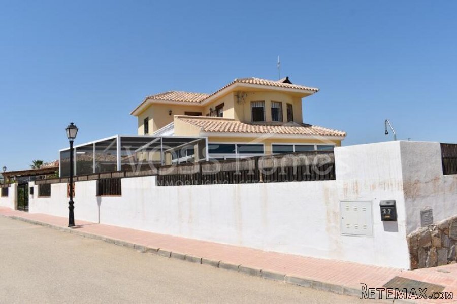 NEW LISTING TO VOSS HOMES - Larger than average, 4 bed, 2.. - 5