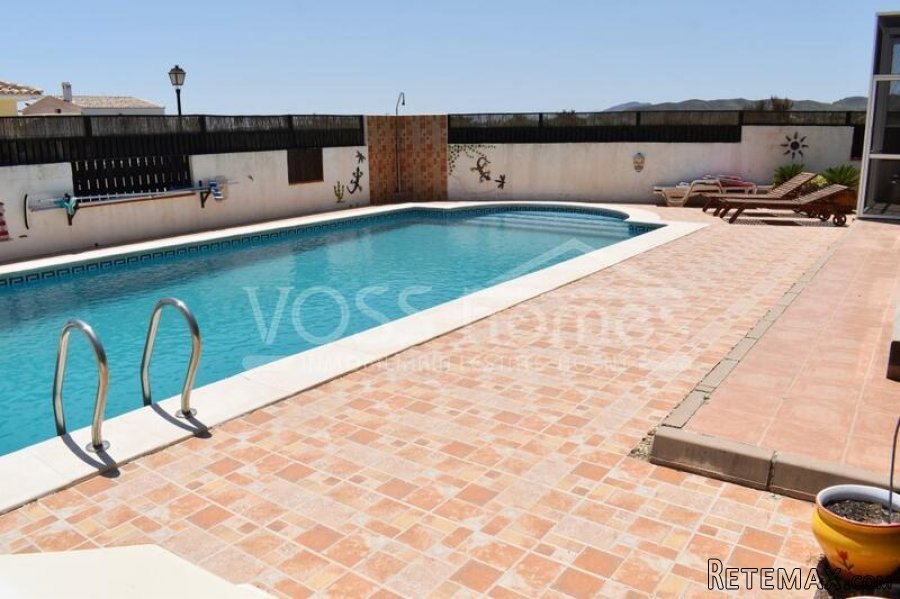 NEW LISTING TO VOSS HOMES - Larger than average, 4 bed, 2.. - 8