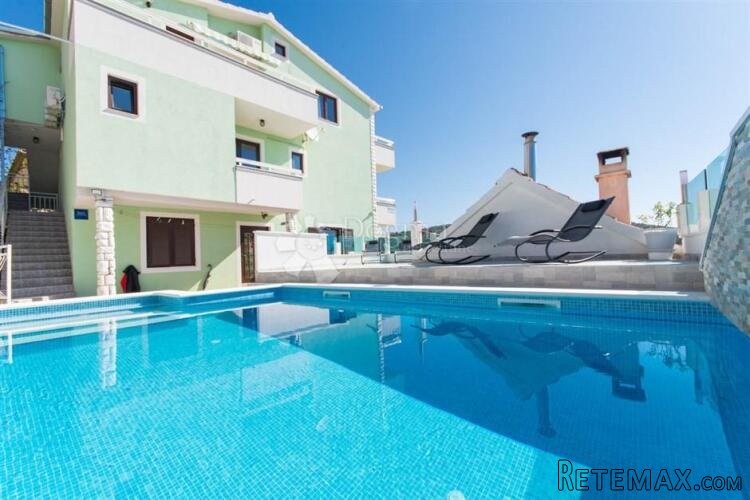 Kuća s apartmanima, bazenom i garažom – Okrug Gornji