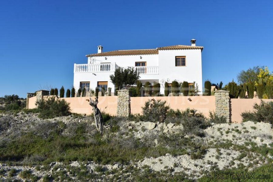 EXCLUSIVE TO VOSS HOMES - A Large, truly impressive 246m2.. - 2