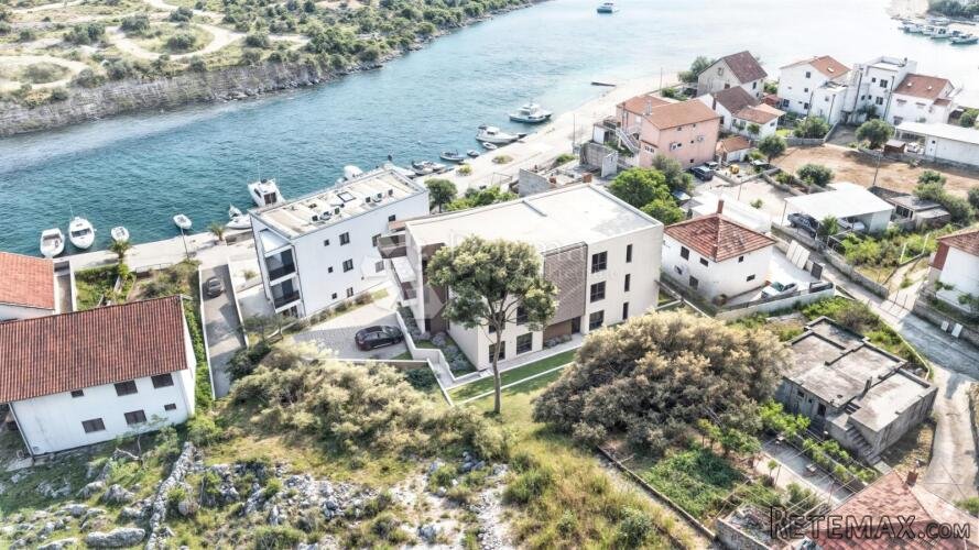ROGOZNICA- TROSOBNI STAN NA 2.KATU , 40M OD MORA - 2
