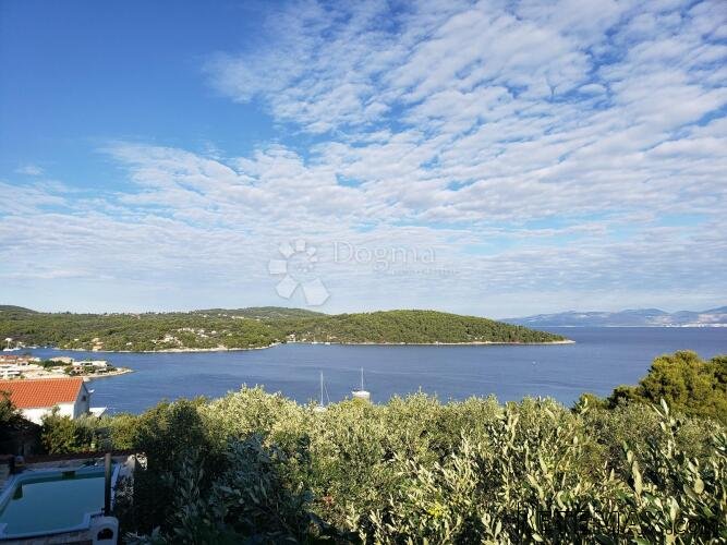 Atraktivno građevinsko zemljište 848m2- Šolta