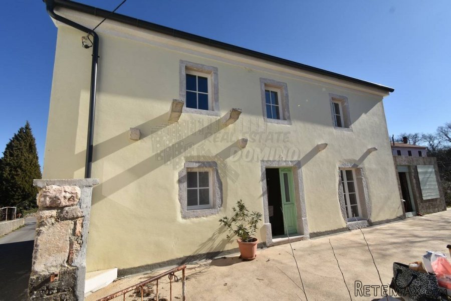 Renovirana kuća sa okućnicom od 1068m2! Otok Krk!