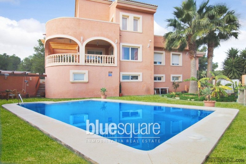 Large family home with views of Calpe's..