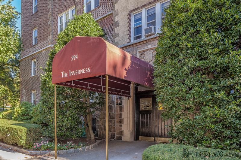 2 bedroom Commercial Property For Sale:..