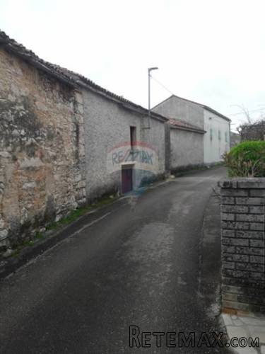 STARA KUĆA 80 m2 SA MALO DVORIŠTA - 2