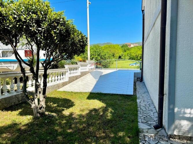 Novi Vinodolski- kuća sa 2 stana i garažom - 3