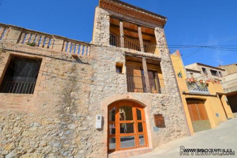BIURE: Rustic townhouse with 5 bedrooms