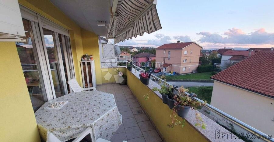 Obiteljska oaza s prostranom terasom i 2 natkrivena parkinga