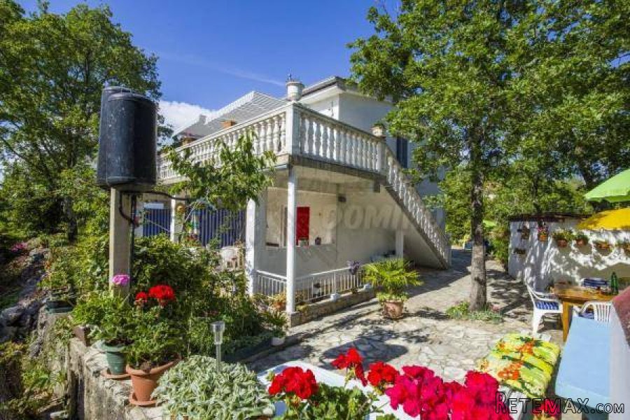 Prekrasna apartmanska samostojeća kuća u okolici mjesta M..