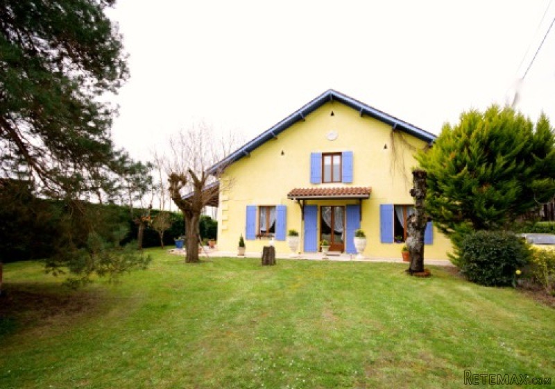 Pretty 4-bedroomed (3 ensuite) house..
